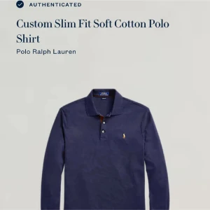 Ralph Lauren tröja  - Mycket fint och skön tröja från Ralph Lauren. Tröjan är av tunnare material och passar bra med en skjorta eller vit tröja under. Scannern på taggen är kvar. Storlek M men passar lite mindre S-M