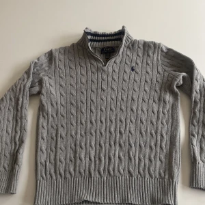 Ralph Lauren quarter zip - Säljer en fet cable knitted quarter zip från Ralph Lauren. Tröjan är i ny skick, säljer pga den är för liten. Nypris 1600kr
