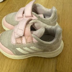 Adidas skor - Jag säljer min dotters adidas skor eftersom de har blivit små för henne. Har köpt i Danmark för ungefär 800kr. Dem är i okej skick lite smutsiga men kan tvättas. Vid snabb affär sänker priset