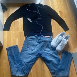 Jack and Jones slim Glenn  - Storlek 33W 34L. Sköna ljusblåa Jack and Jones byxor som går lätt att matcha med vilken outfit som helst. Skick 9/10 säljer för endast 249!!!