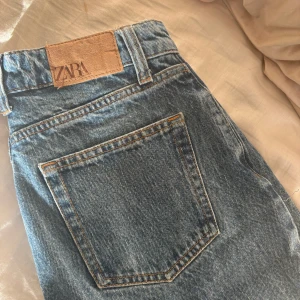 Blå jeans från Zara - Snygga blå jeans från Zara med klassisk femficksdesign. Perfekta för en avslappnad stil.