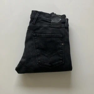 Replay anbass  - Feta Replay jeans som är i mycket bra skick utan defekter nypris på dessa ligger på 2000 vårat pris 299 vid köp av två jeans 499.🙌🏻