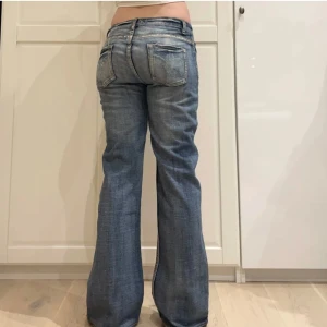 Lågmidjade flare jeans - Jätte snygga lågmidjade jeans i stl S/M/38! (Lånade bilder) säljer dom för att de är lite förstora, för referens så passade dom mig perfekt i längden och är 170cm!
