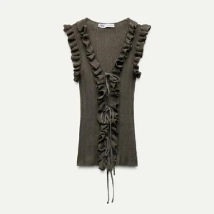 Grön zara topp - Säljer denna zara topp i storlek m men skulle säga att den sitter som s då jag oftast använder xs❤️❤️ kan absolut skicka egens bilder bara att fårga