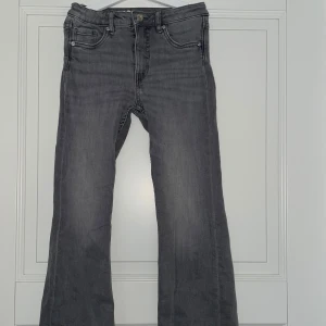 Grå jeans från LAB - Snygga grå jeans från LAB med bootcut-stil. De har en klassisk femficksdesign och knäppning fram. Säljer för att de är alldeles för små!💓