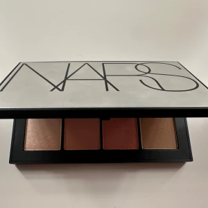 Sminkpalett från NARS - Snygg sminkpalett från NARS med blush bronzer och highlighter. Super snygg nästan aldrig använd, köpte för ca 600 och säljer för 300