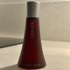 Hugo Boss - Deep Red Parfym - 50 ml Parfym från Hugo Boss. Doften är frisk med orientaliska inslag. 