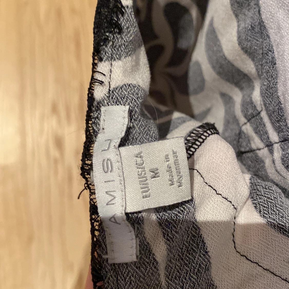 Svartvit mönstrad linnetopp från Amisu - 2