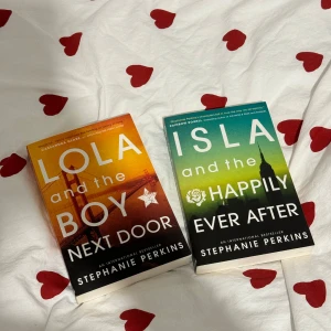 Lola and the Boy Next Door & Isla and the Happily Ever After - Nyskick, men lola har ett väck i ryggen. 