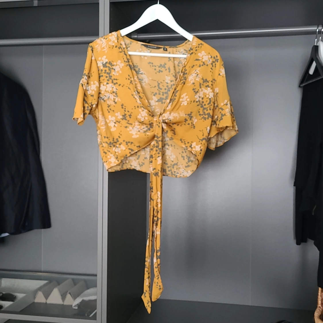 Gul blommig knytblus från Glassons