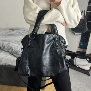 Snygg väska 💕 - Snygg svart axelväska som jag fick i present men tyvärr inte använder längre 💕Får plats med jätte mycket, perfekt till skolan! Den här inga tecken på skador. 