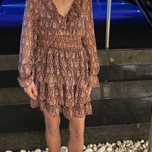 Mönstrad klänning från Zara stl 38 - Använd ett fåtal gånger 