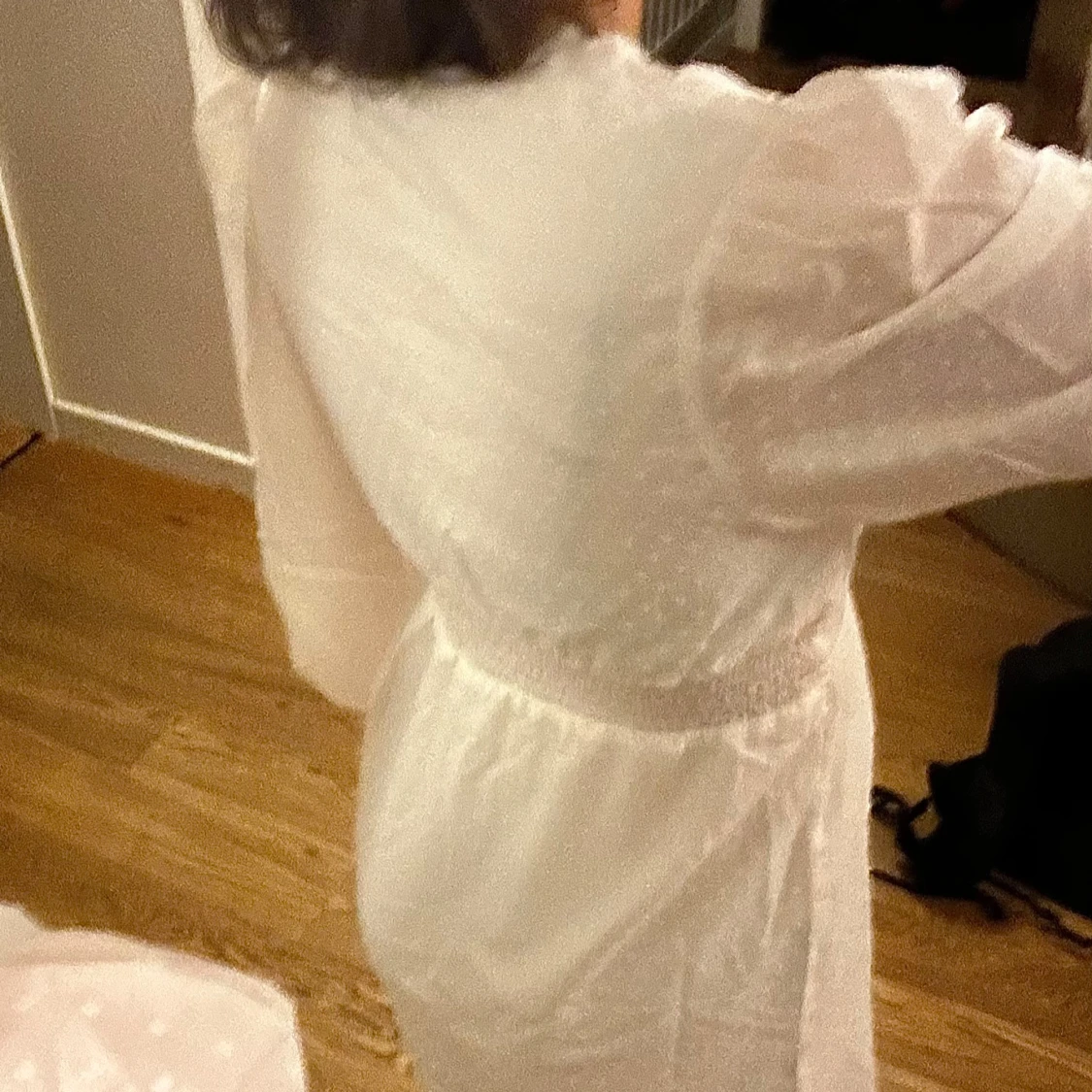 Vit prickig klänning med knappar - 4