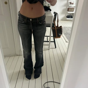 Svarta bootcut jeans - Snygga svarta bootcut jeans med låg midja, från 7 for all mankind.