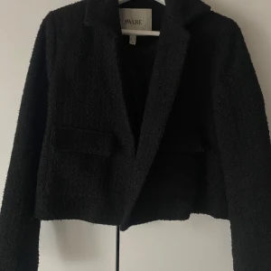 Jacka  - Croppad jacka från Vero Moda Aware med fickor, originalpris 700 kr. Knappt använd💕