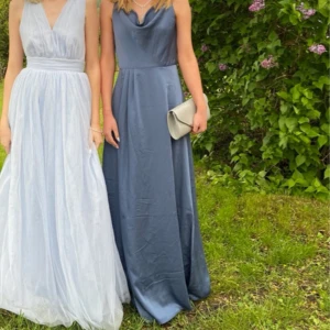 Balklänning - Superfin blå klänning från bubbleroom. Endast använd en gång på 9ans bal! Inga större defekter, endast lite ”hål” från att jag sydde upp banden (sista bilden)🩷🩷Jag är 168 på bilderna! Nypris tror jag var runt 1000kr