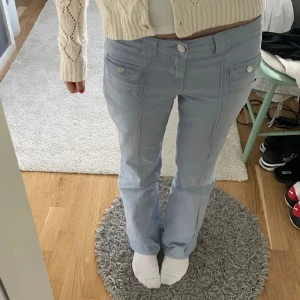 Lågmidjade jeans 💘 - Ett par superfina, lågmidjade, boocut och ljusblåa jeans från h&m som är slutsålda 🙏🏼 säljer då de inte kommit till användning, nytt skick! Pris är alltid diskuterbart.💓