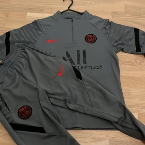 Grå PSG tracksuit  - Säljer nu min gråa PSG tracksuit från Nike eftersom den inte kommer till användning längre. Tracksuiten är i utmärkt skick utan några defekter. Priset kan diskuteras ❗️❗️❗️