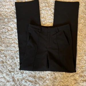 Svarta kostymbyxor - Snygga svarta kostymbyxor. Dom är ifrån Kappahl och är i storlek 152. Säljer dom för att jag inte tycker dom sitter bra på mig och använder dom inte. Dom är raka och är midwaist/highwaist. Användes förut men har inga skavanker. Nypris är 349kr. Priset kan diskuteras 