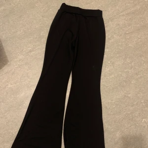 Svarta byxor från Shein - Snygga svarta byxor från Shein i en petite XXS-storlek. Byxorna har en vid passform och är perfekta för en stilren look. Tillverkade i ett mjukt och bekvämt material. Bra för att springa ute eller att ha idrott med dom 