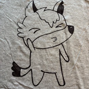 Grå t-shirt med tecknad figur - Fin grå T-shirt med handmålade figurer. ”Räv” back och ett V fram. Gullig och passar skönt som myströja🥰 Aldrig använd och säljer för jag inte vill ha den.