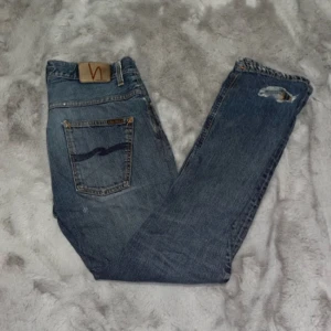 Blå jeans från Nudie Jeans - Nudie jeans | bra skick | nypris 1300kr | hör av er vid minsta fundering🤗