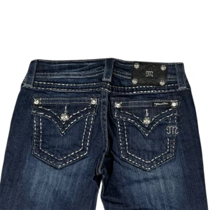 MISS ME JEANS - Miss me jeans i modellen JS5014B61/BOOT. NYTT SKICK. Midjemått rakt över: 36cm innerbenet: 85,5cm Ytterbenet: 107cm 