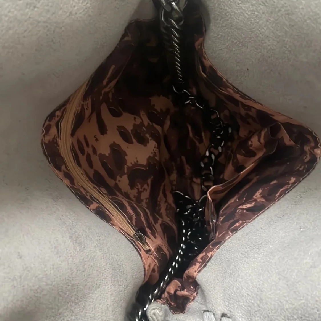 Grå axelväska med kedjedetaljer - 2