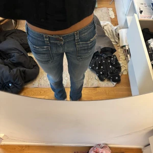 Diesel jeans - Jätte snygga lågmidjade diesel jeans. 28 i midjan och det är för långa för mig som är 165. Väldigt bra skick o superfin model som är bootcut🥰🥰