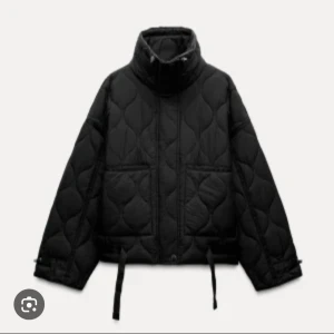 Svart quiltad pufferjacka - Snygg svart quiltad pufferjacka med hög krage och dragkedja. Jackan har en loose passform och justerbara snören i nederkant. Supernajs till våren💞skriv privat för fler bilder eller frågor🥰