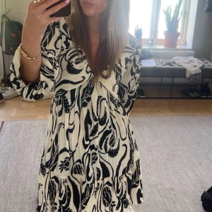 Svartvit mönstrad klänning - Svartvit klänning, superfin till sommaren! Använd endast 1 gång 