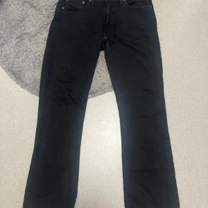Levi’s jeans - Säljer ett par levi’s jeans med svag bootcut! Väldigt svag. Använt dem 2 gånger sen har dem bara varit i garderoben! 