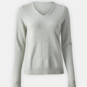 Vila stickad tröja  - Säljer min jättefina stickade vila tröja💗i storlek xs i en ljusgrå färg, tröjan är i jättebra skick💕