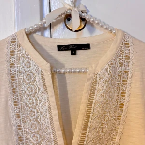 Beige blus med spetsdetaljer - Superfin långärmad blus med spetsdetaljer, säljer då den tyvärr inte kommer till användning, den är i väldigt fint skick och knappt använd!💗💗 Skrive gärna privat om du har några frågor!💗