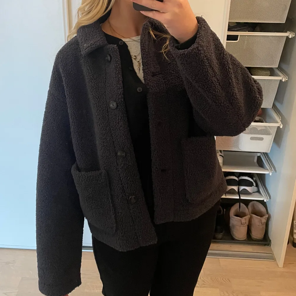 Grå/marinblå teddykacka med fleece från Uniqlo, köpt för 800kr säljer för 300. Takit.