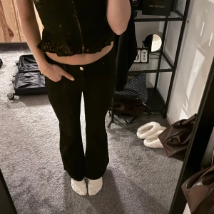 Low waist bootcut jeans - Säljer dessa lågmidjade bootcut jeansen som enbart är testade i storlek 36🩶i ett ordentligt men stretchigt material 