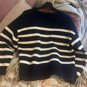 Märkblå stickad tröja - Stickad tröja från Zara!! Jättemysig och tjockt material! Endast använd ett fåtal gånger