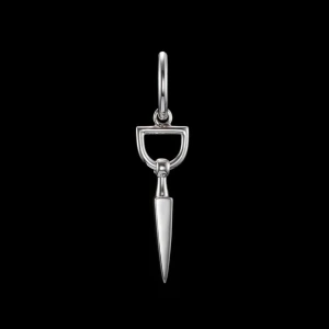 Silverfärgat hängsmycke från Maria Nilsdotter - Elegant silverfärgat hängsmycke från Maria Nilsdotter. Designen har en unik form med en spetsig detalj som ger ett stilrent och modernt intryck. Perfekt för att ge en extra touch till din outfit.