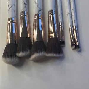 Marmormönstrade sminkborstar med roséguld detaljer - Set med sminkborstar i elegant marmormönster och roséguld detaljer. Perfekt för att applicera foundation, rouge och ögonskugga. Borstarna har mjuka, täta borst för en jämn applicering. EJ ANDVÄND 