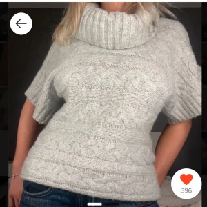 Grå stickad polotröja - Mysig grå stickad polotröja med korta ärmar😁säljer vidare då den inte passar mig riktigt🫰🏻hör av dig för frågor eller funderingar