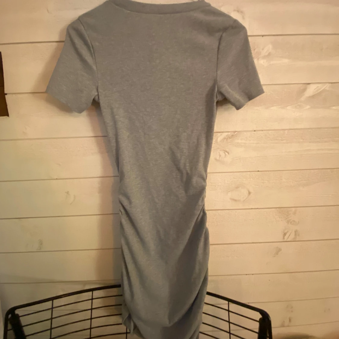 Ljusgrå klänning med rynkdetalj - 1