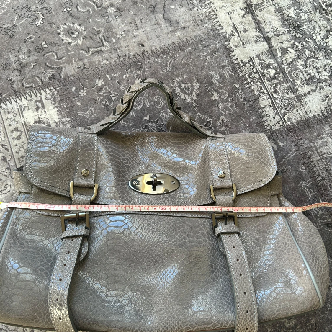Grå axelväska med reptilmönster - 1