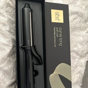 GHD Curve Soft Curl Tong 32mm - Säljer en GHD Curve Soft Curl Tong, perfekt för att skapa långvariga och voluminösa lockar. Används av t.ex Saga Stq för att få hennes lockar! Använd fåtal gånger original pris 2300, pris kan diskuteras. 