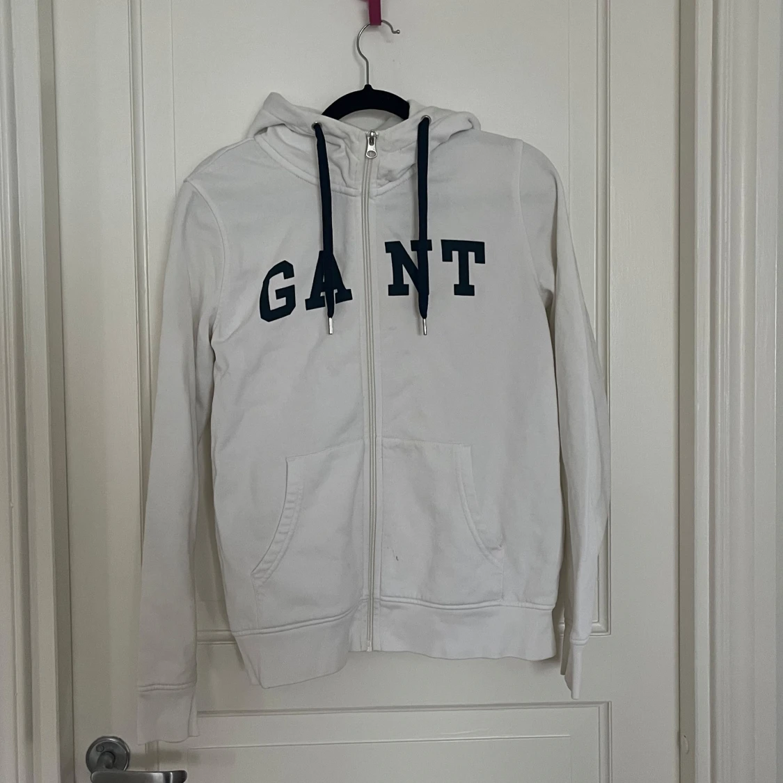 Vit unisex kofta från GANT