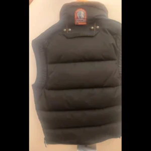 Para jumper väst  - Snygg svart väst från Parajumpers med pälsdetaljer på kragen. Västen har dragkedja och praktiska fickor framtill. Helt ny, köpt för 5999kr. Finns inte kvar att köpa. Pris kan diskuteras vid snabb affär! Äkta 