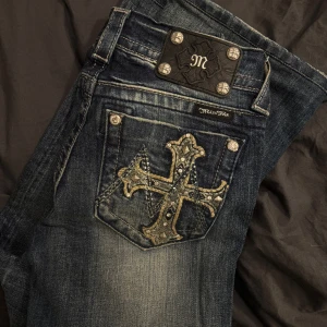 MISS ME JEANS - Helt nya Miss me jeans i storlek w26, skriv för fler bilder eller mått! Midja:37cm längd:102cm
