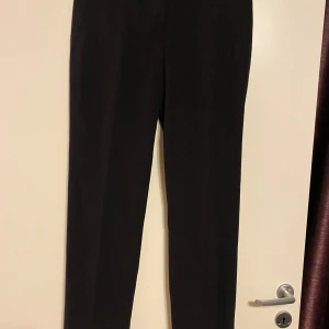 Svarta kostymbyxor - Snygga svarta kostymbyxor från Benetton. Ny med prislapps kvar! 