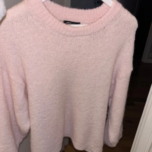 Ljusrosa stickad tröja från Gina Tricot - Mysig ljusrosa stickad tröja från Gina Tricot. Använd fåtal gånger så är i fint skick🩷🩷