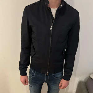 J Lindberg Field jacka  - Riktigt fet J Lindberg Field jacka, storlek Xs men passar mig som är 177cm