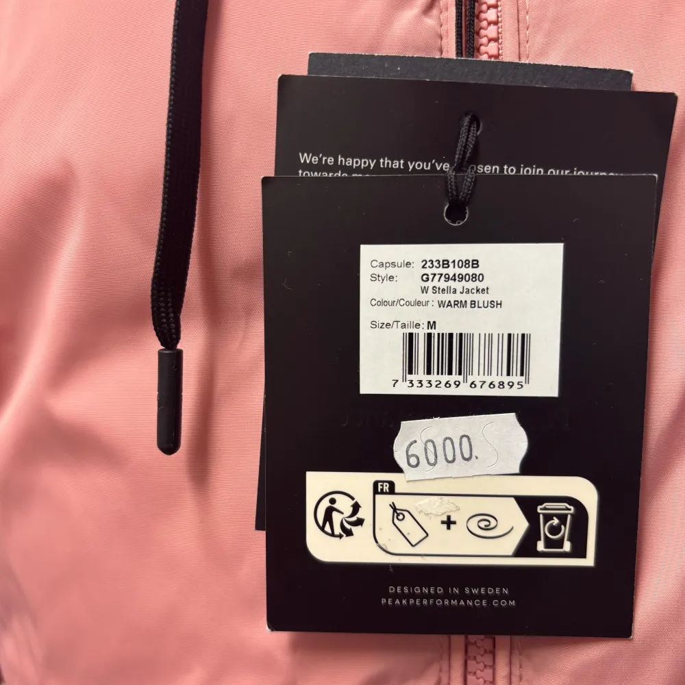 Helt nu Peak Performance dunjacka med prislapp kvar. Köpt för 6000kr. Storlek M. Takit.